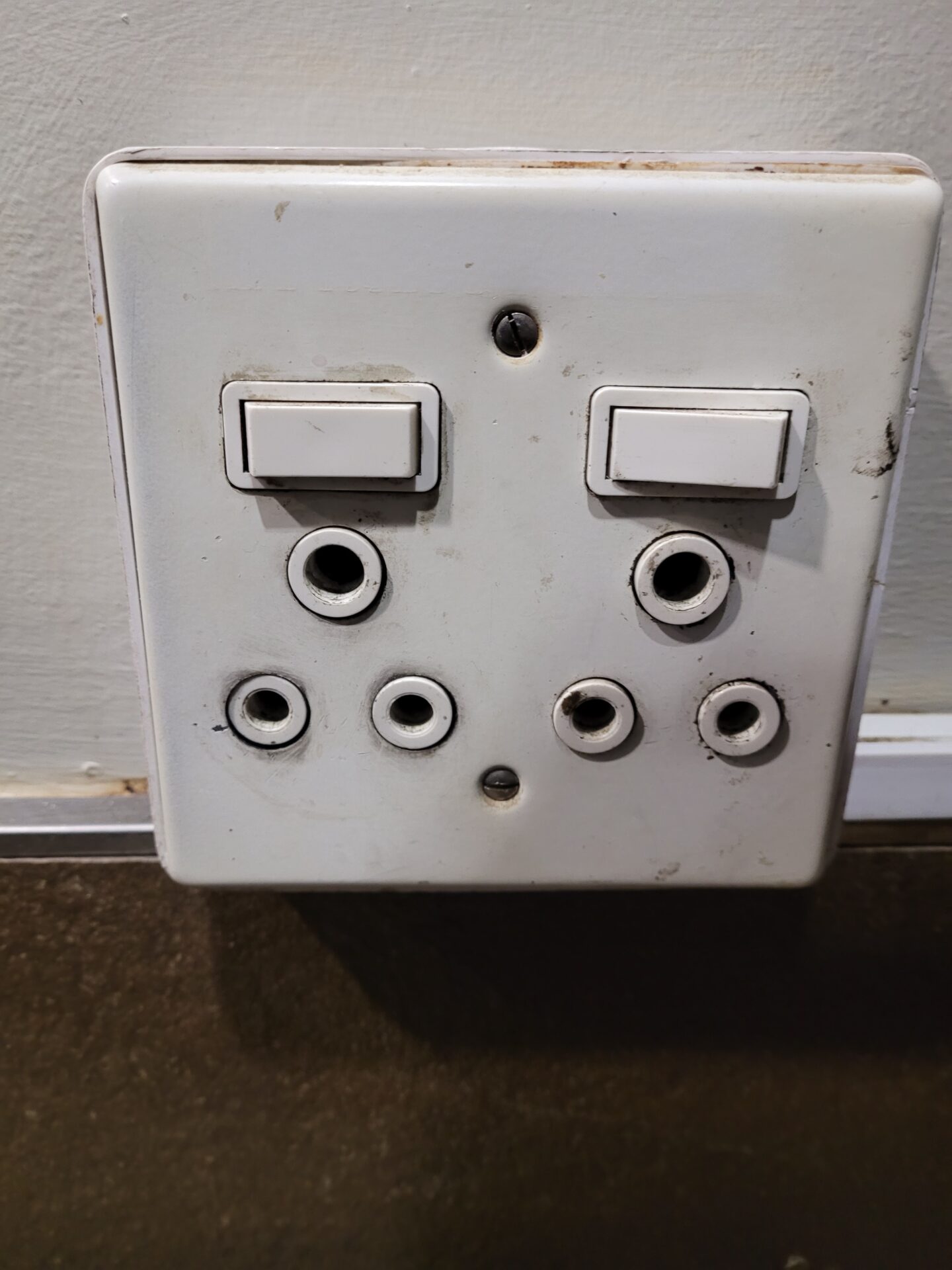 Interessante Steckdosen haben sie hier.